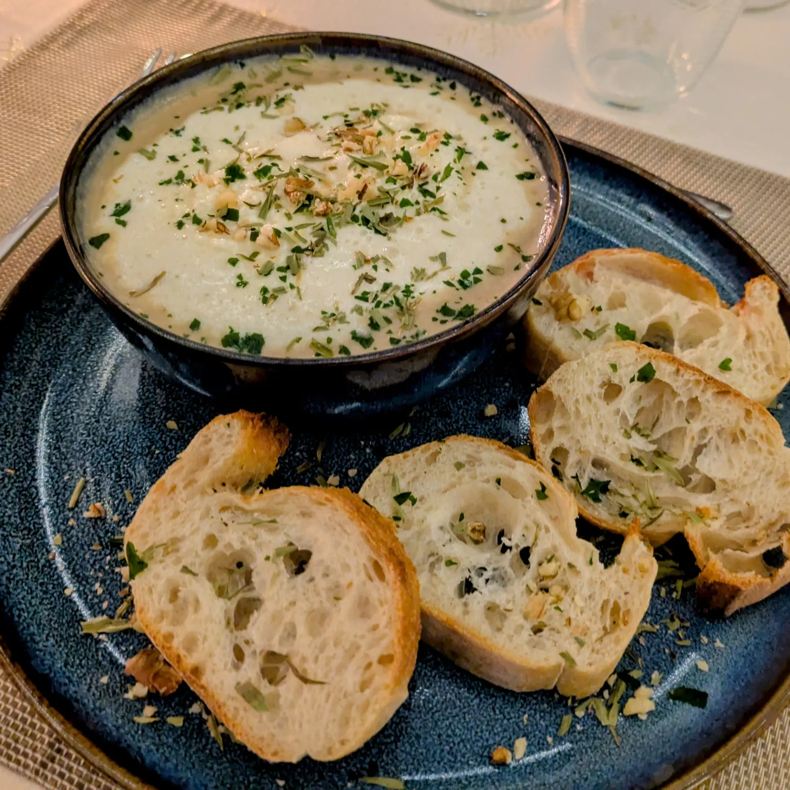Velouté de châtaignes et espuma de parmesan