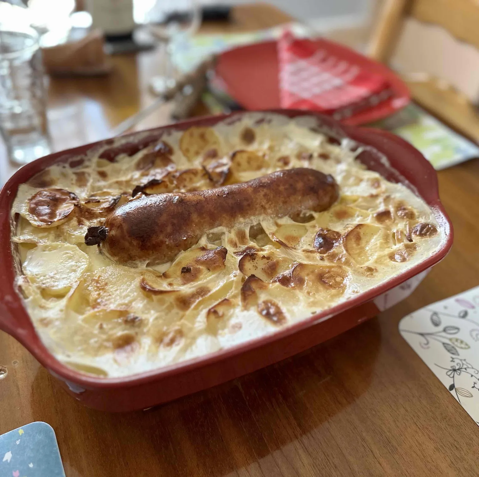 Gratin dauphinois accompagné de son saucisson aux girolles