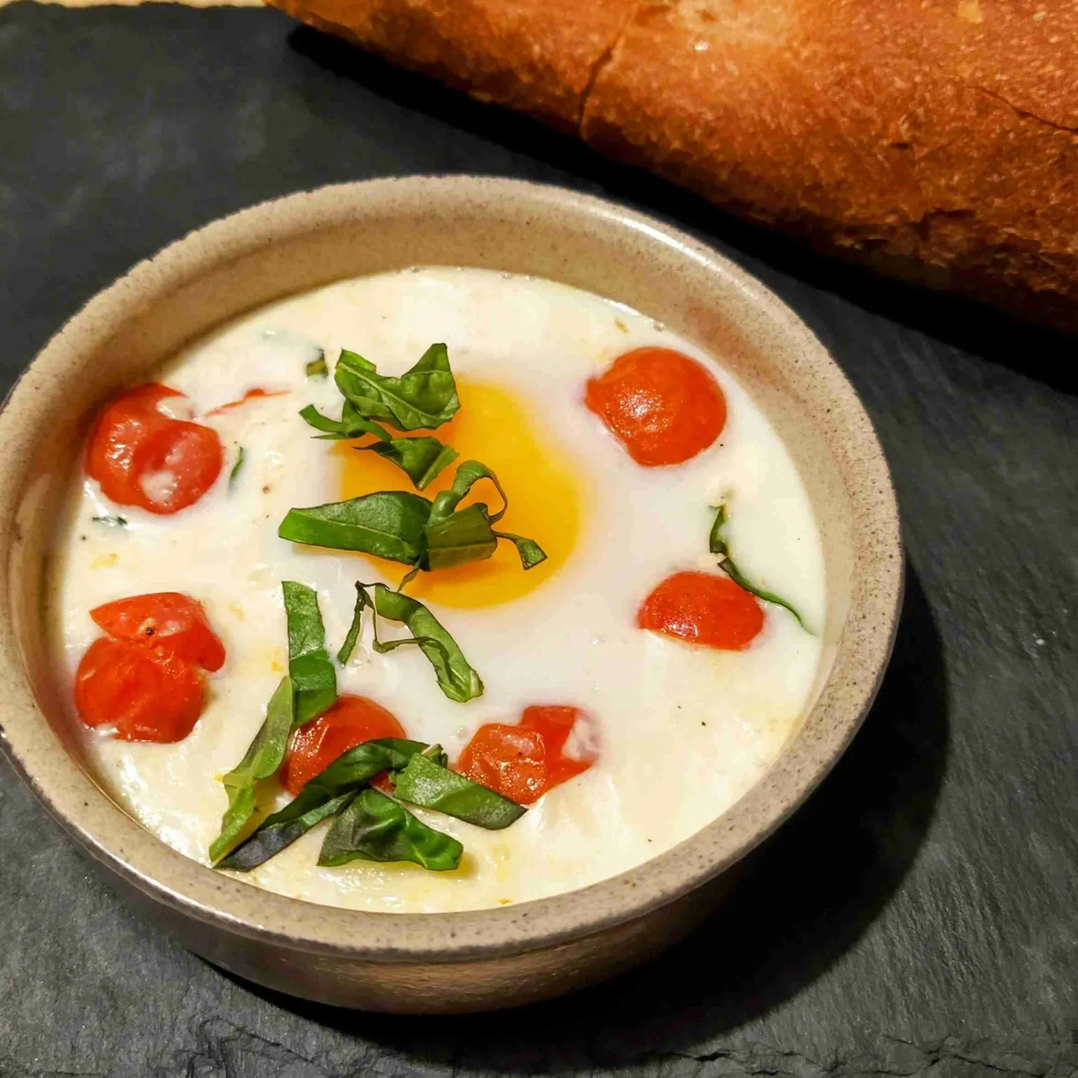 Oeuf cocotte mozzarella et tomates cerises