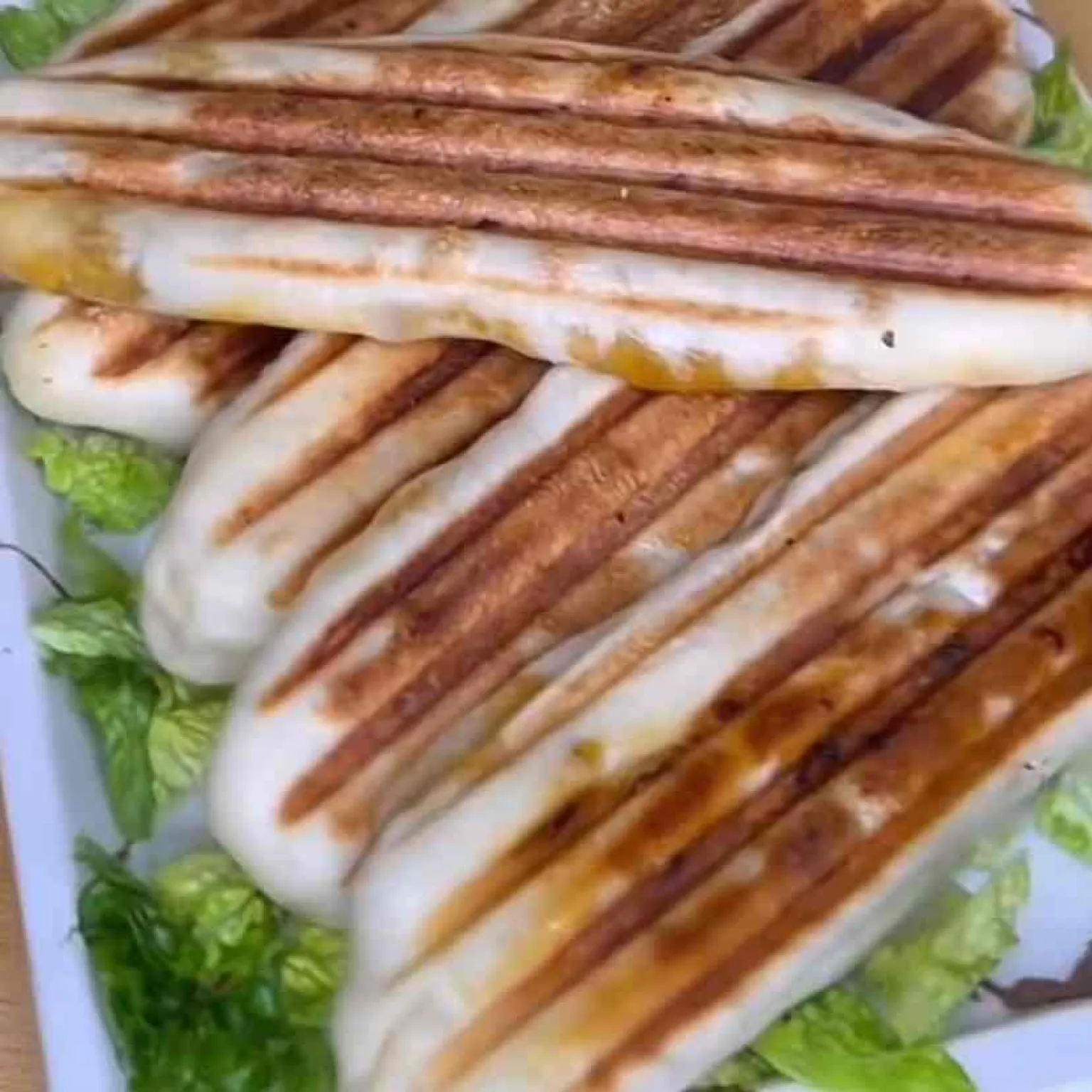 Panini au Poulet, Fromage, Oignon et Ail