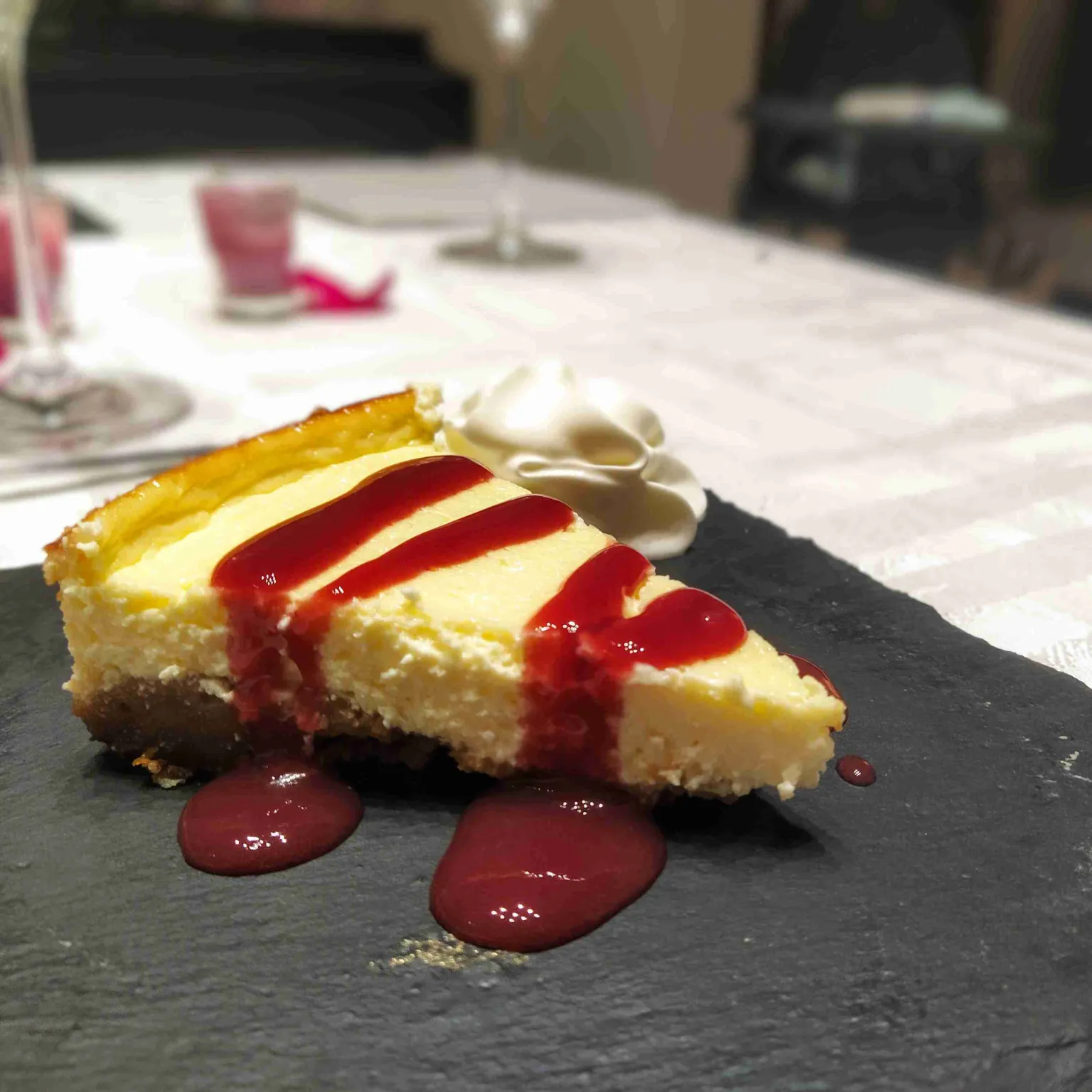 Cheesecake spéculoos et coulis de framboises