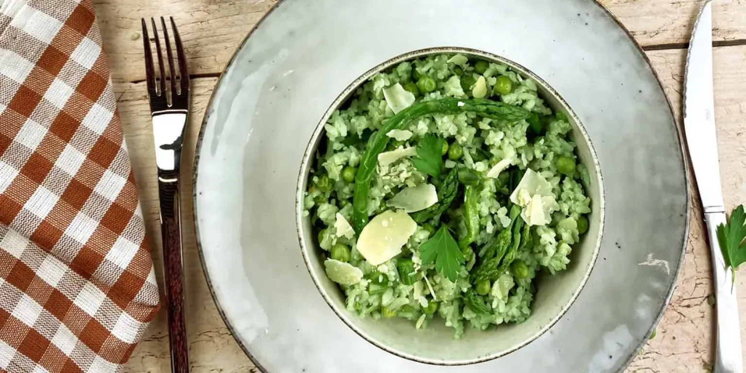 Green risotto au riz bambou, asperges, petits pois & parmesan
