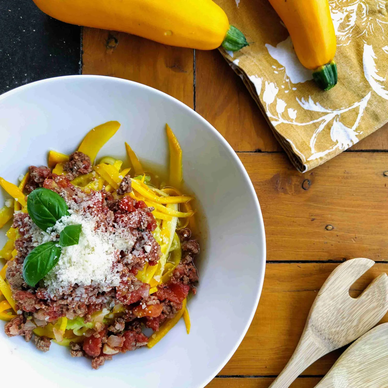 Spaghetti de courgettes jaunes à la sauce bolognaise