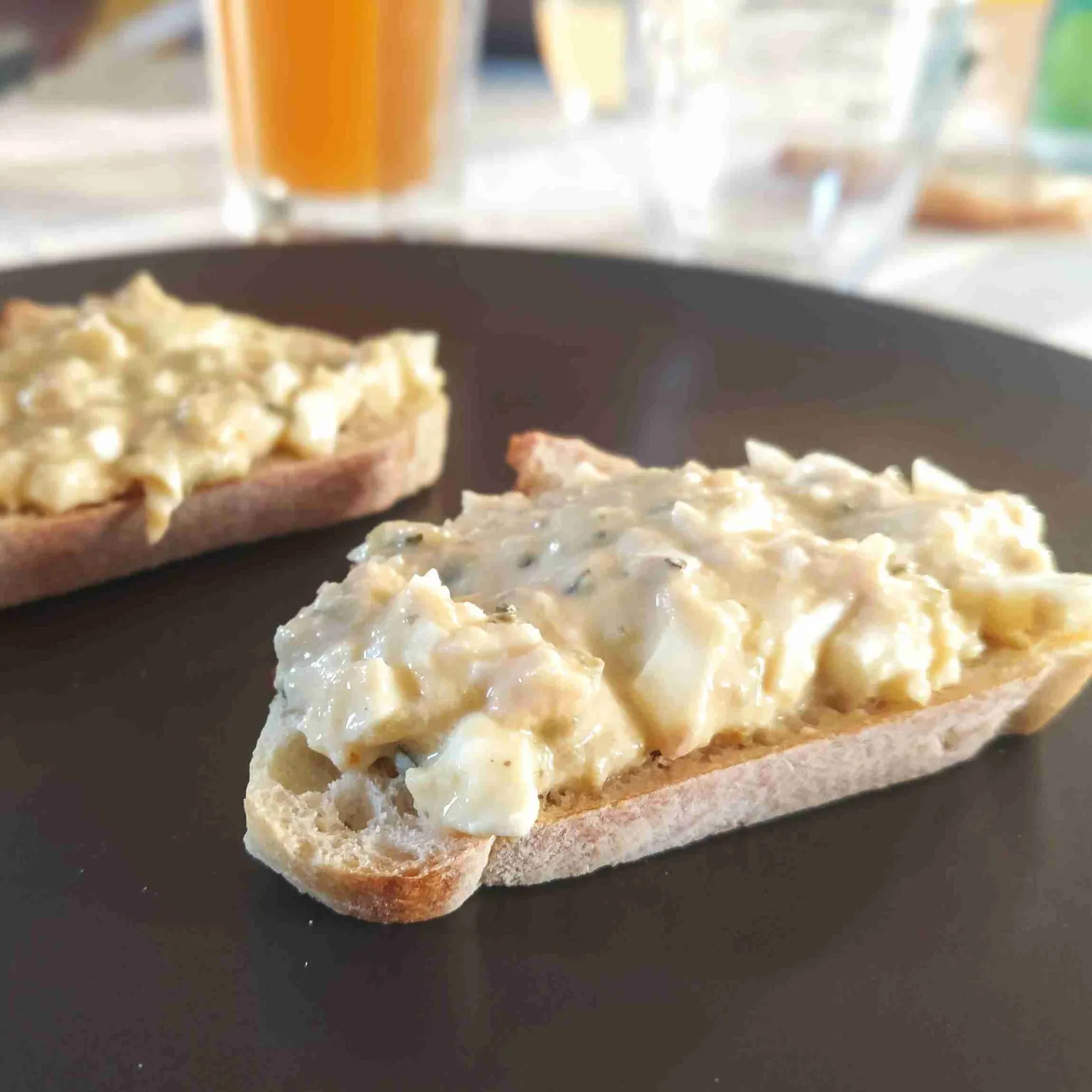 Tartines aux oeufs et au thon