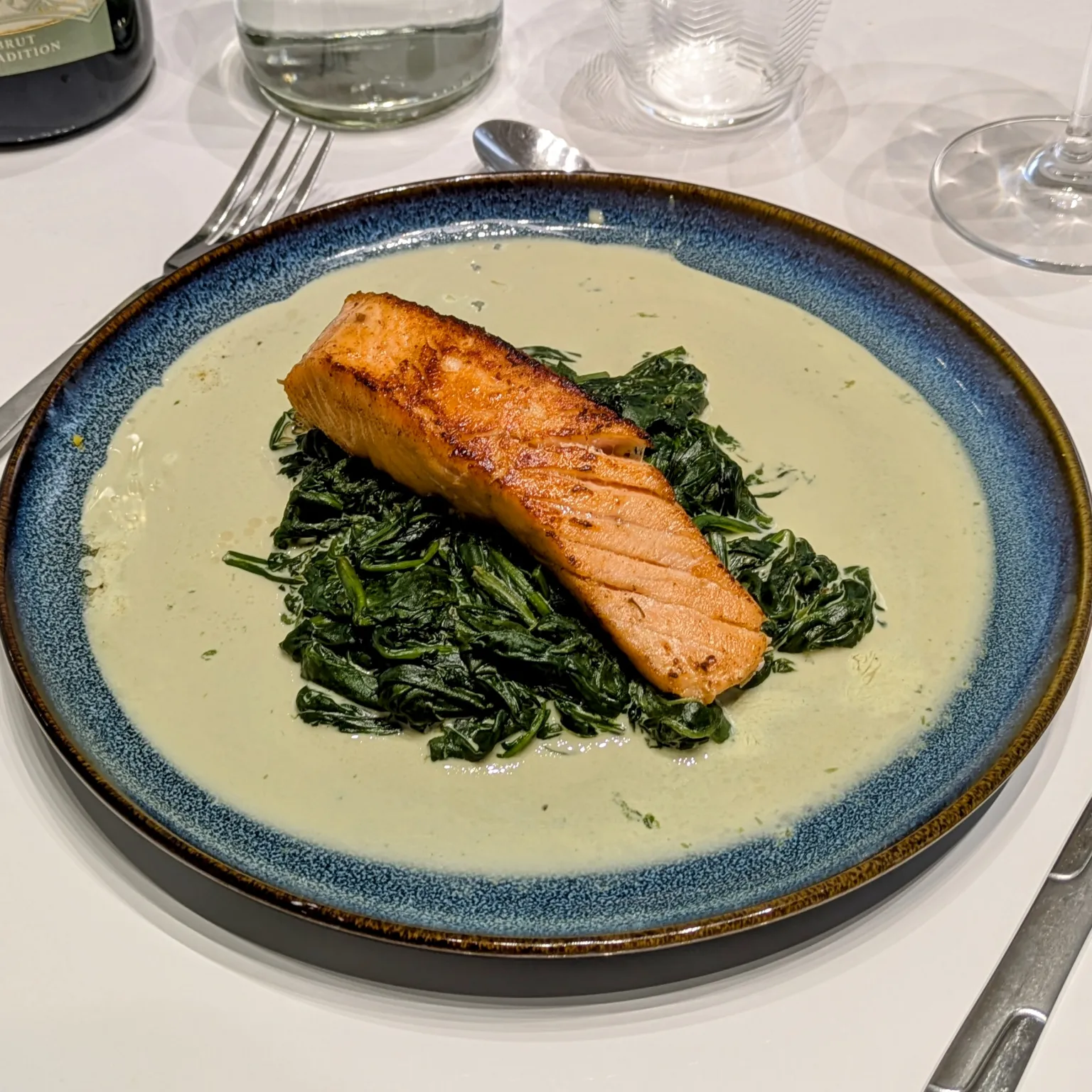 Filets de saumon au citron et épinards à la crème