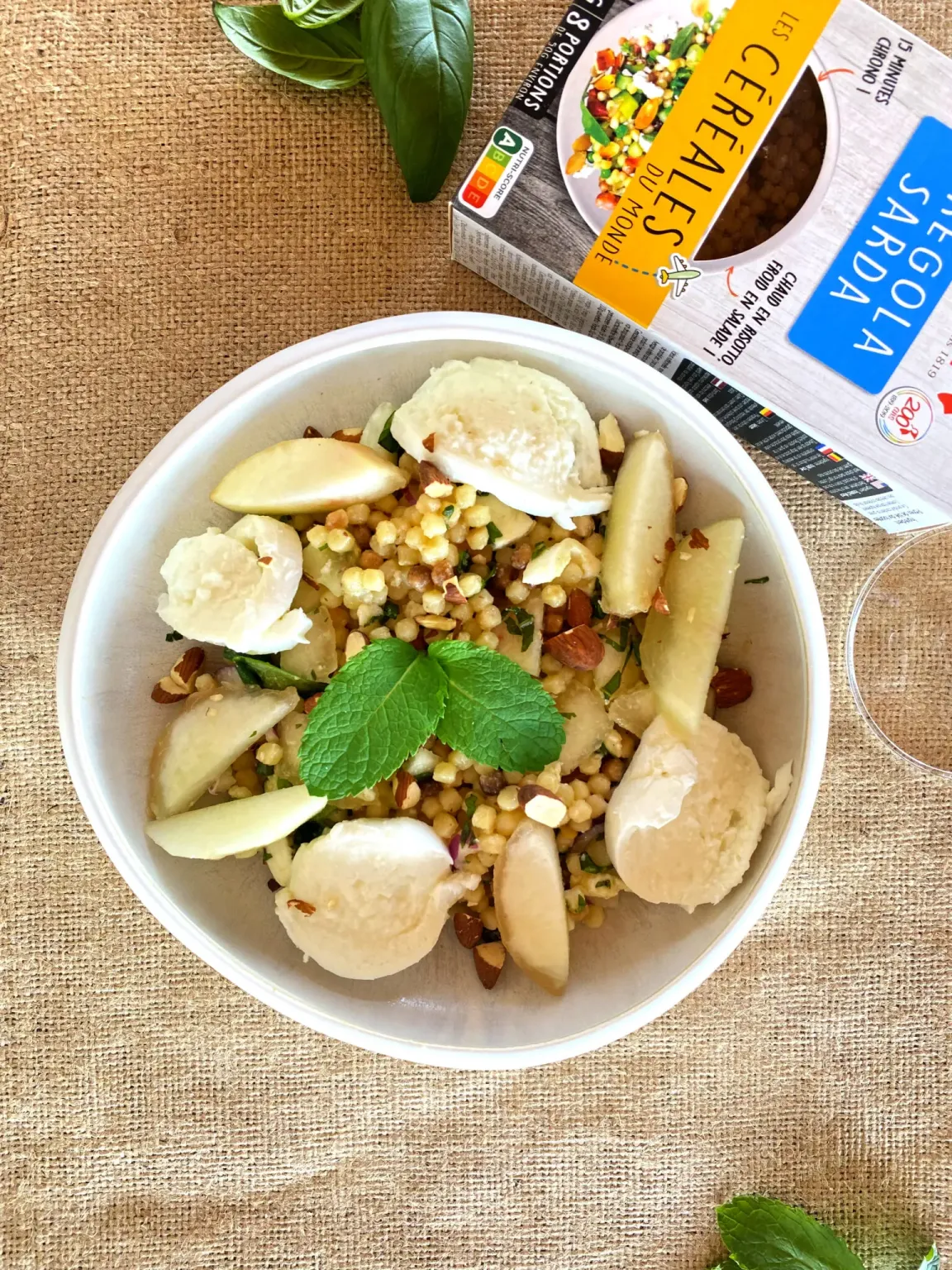 Salade de fregola, pêche et mozzarella