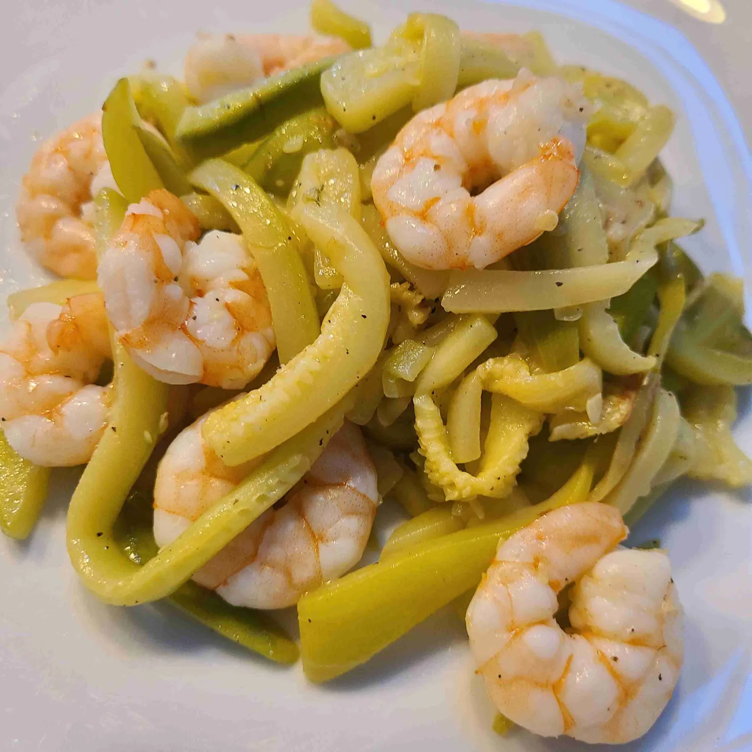 Courgettes et crevettes à la poêle