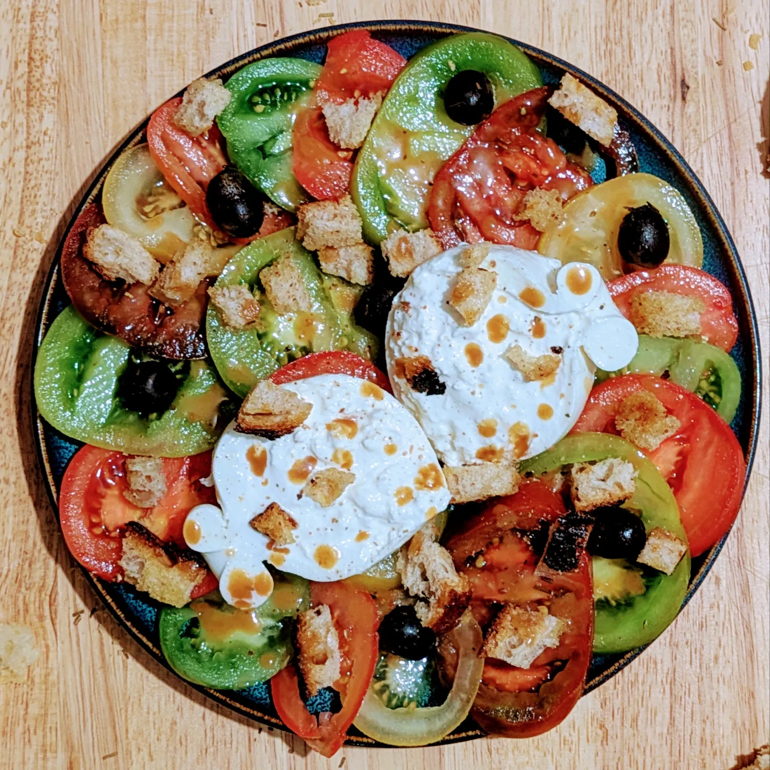 Salade de tomates anciennes, burrata et basilic
