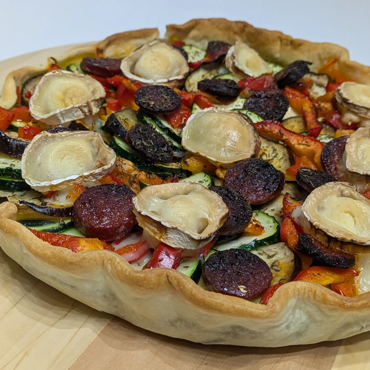 Tarte fine au chorizo, légumes et chèvre
