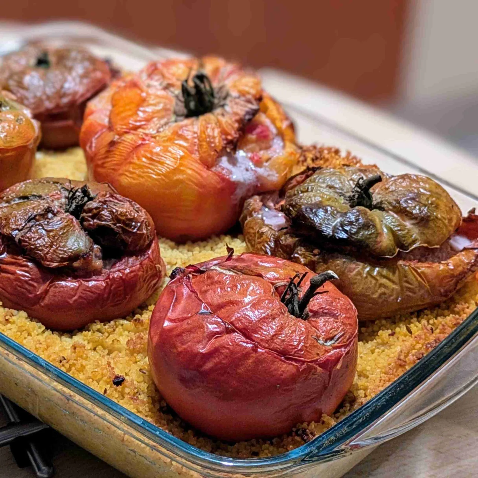 Tomates farcies sur lit de couscous épicé