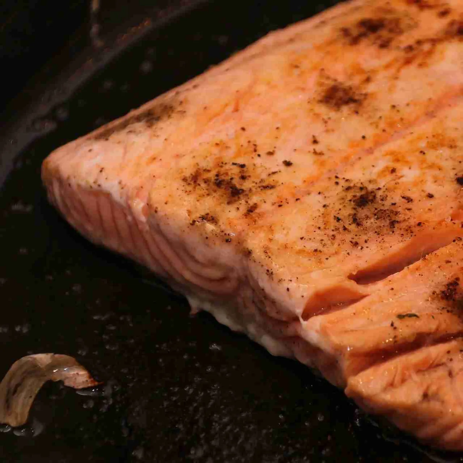 Saumon grillé à la sauce citronnée