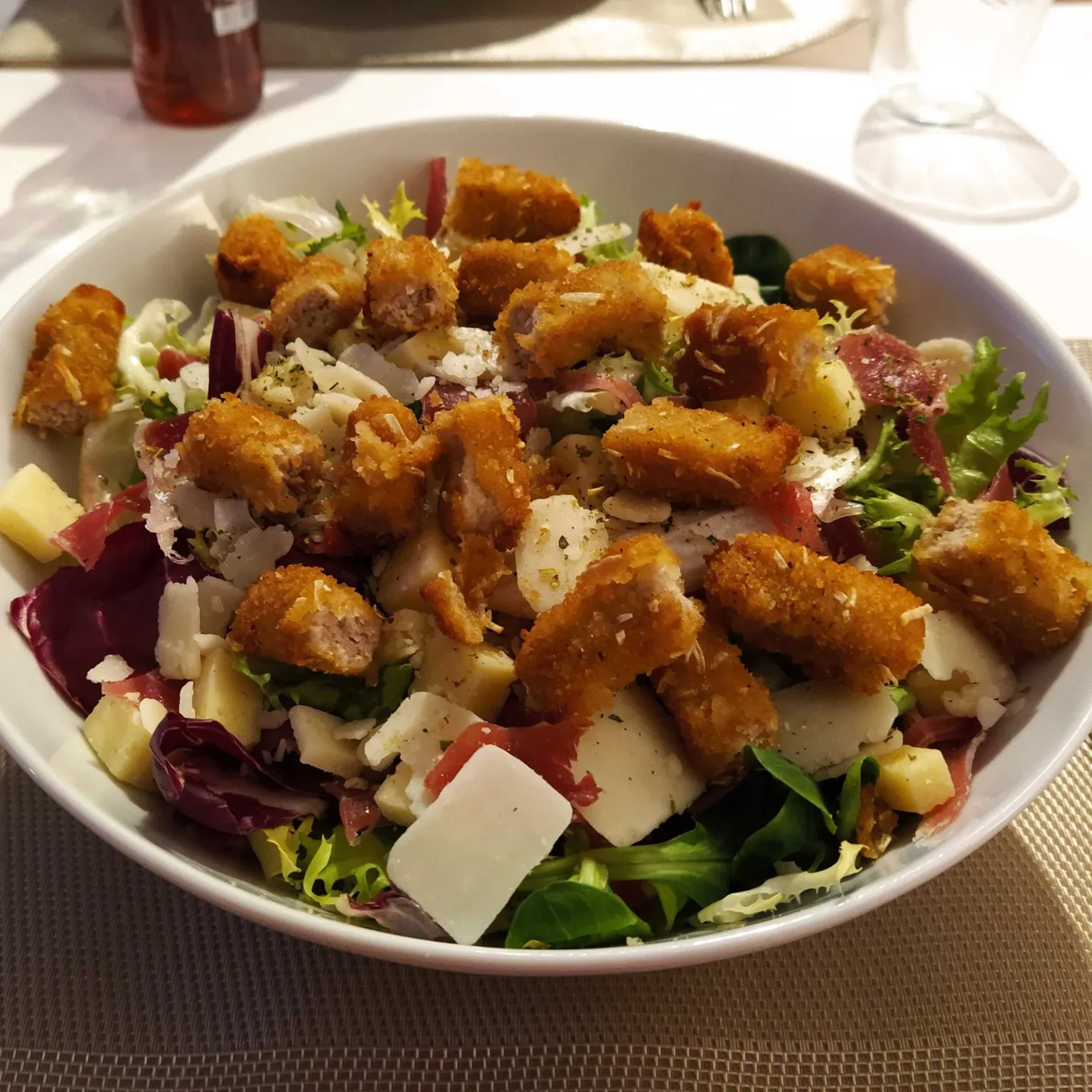 Salade composée au poulet pané