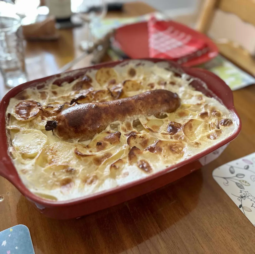 Gratin dauphinois accompagné de son saucisson aux girolles