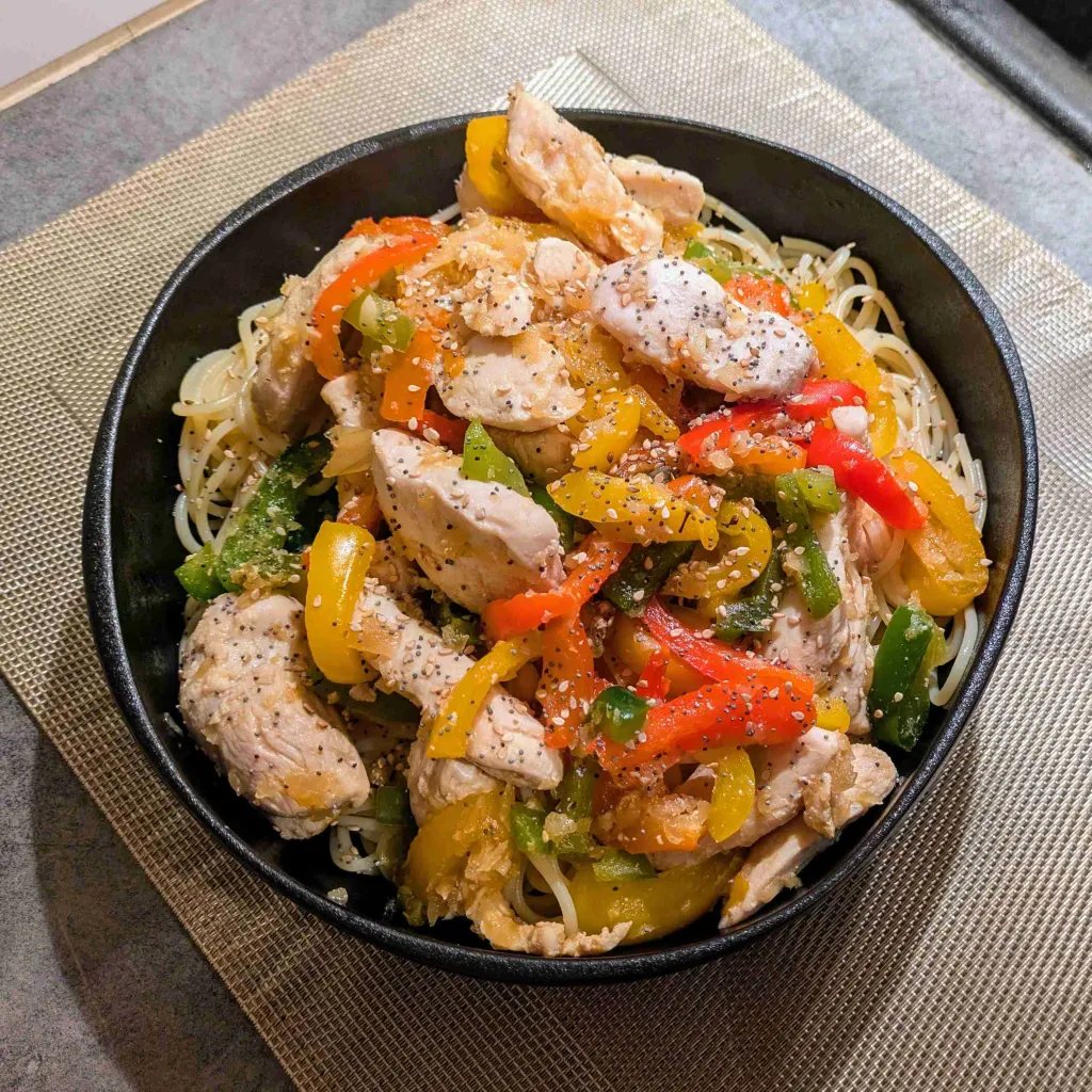 Sauté de poulet aux poivrons et sauce soja