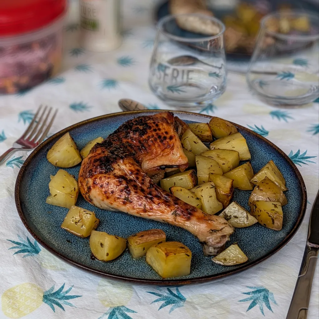 Cuisses de poulet rôties au miel et thym avec pommes de terre
