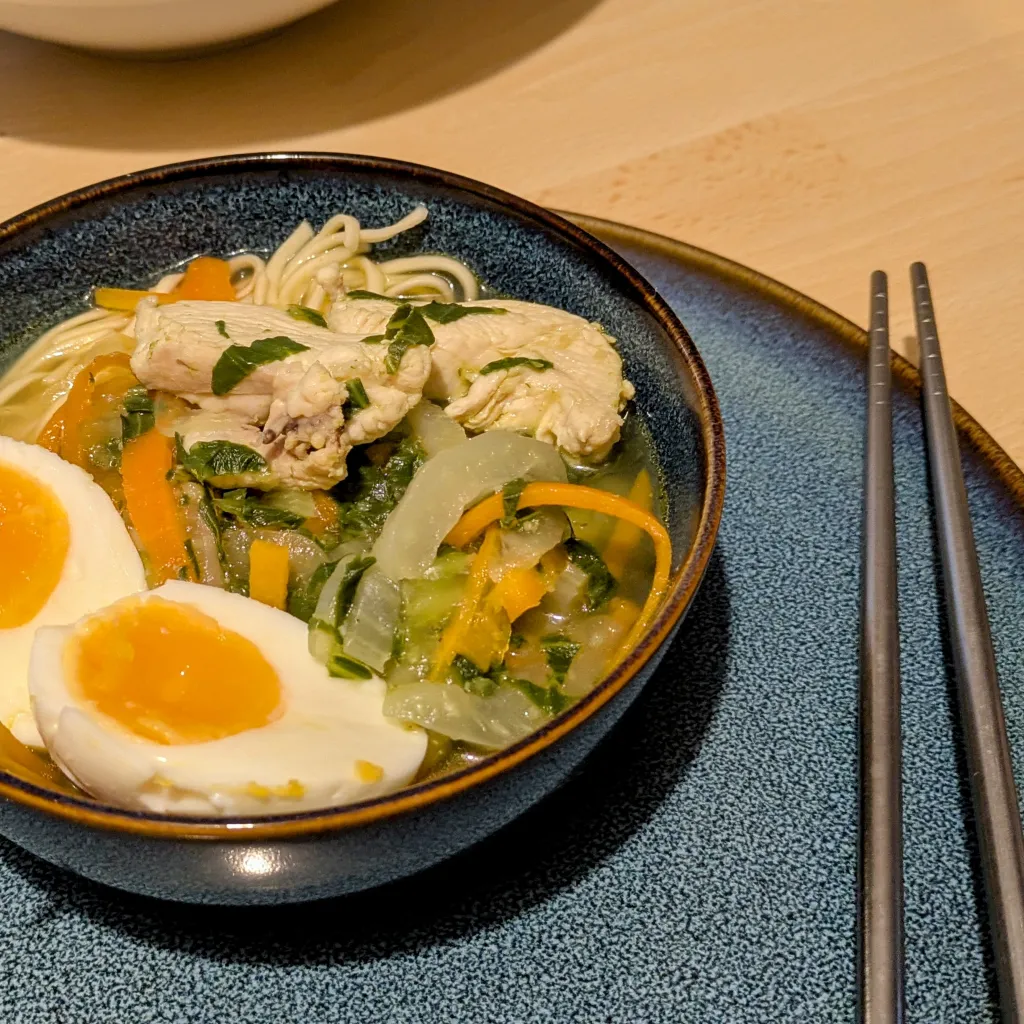 Ramen maison au poulet et légumes