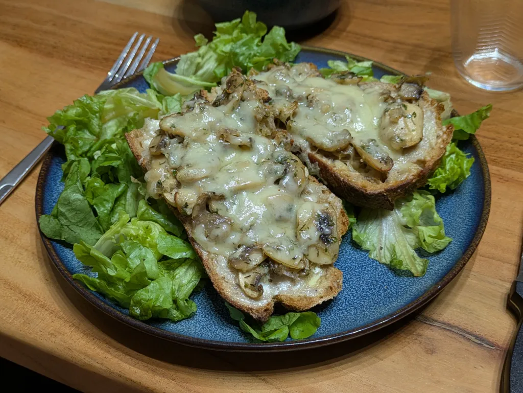 Tartine montagnarde aux champignons et comté